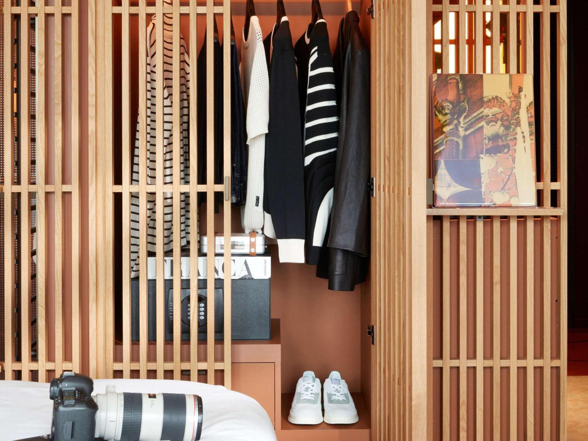 So/ Paris Hotel Ngoại thất bức ảnh A wardrobe