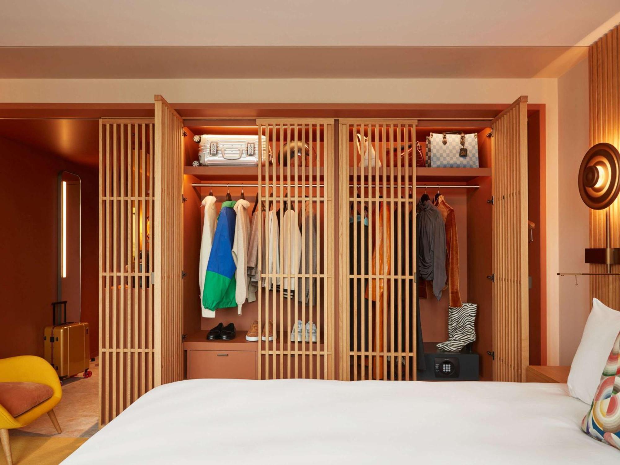 So/ Paris Hotel Ngoại thất bức ảnh A wardrobe