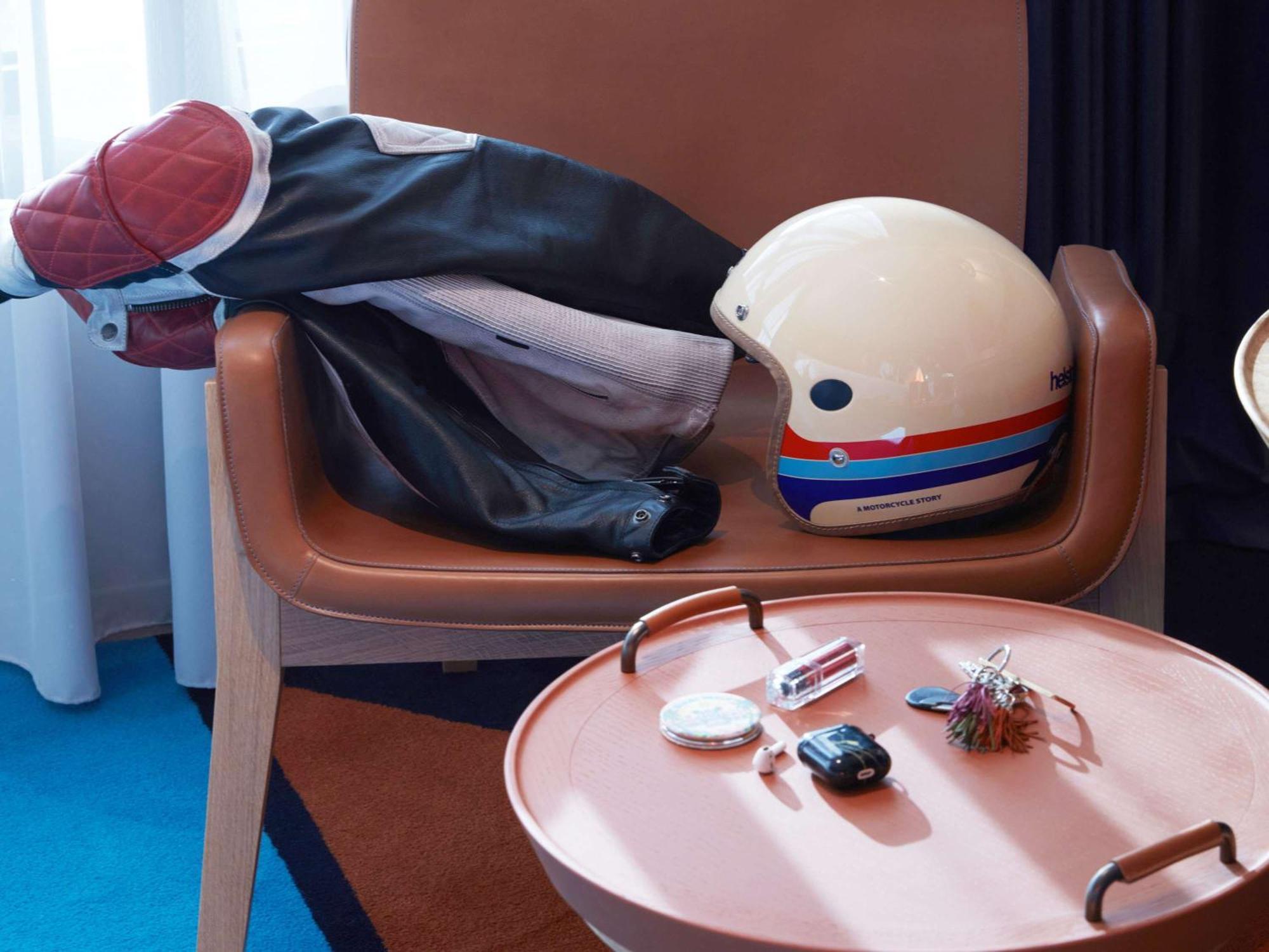 So/ Paris Hotel Ngoại thất bức ảnh A jet helmet