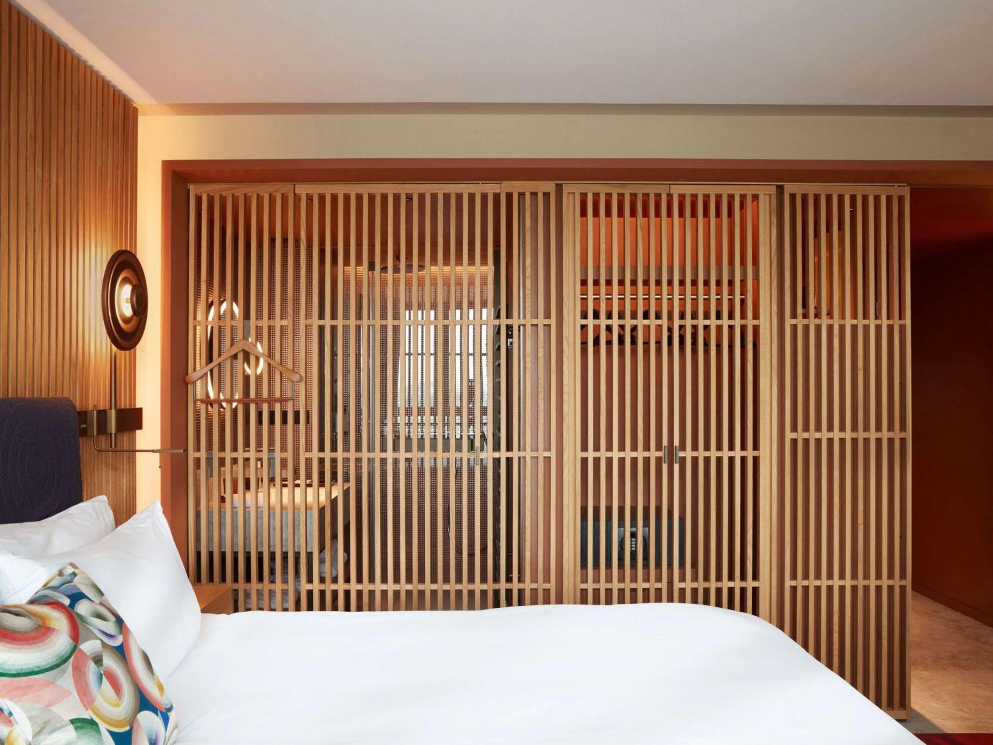 So/ Paris Hotel Ngoại thất bức ảnh A room at the hotel