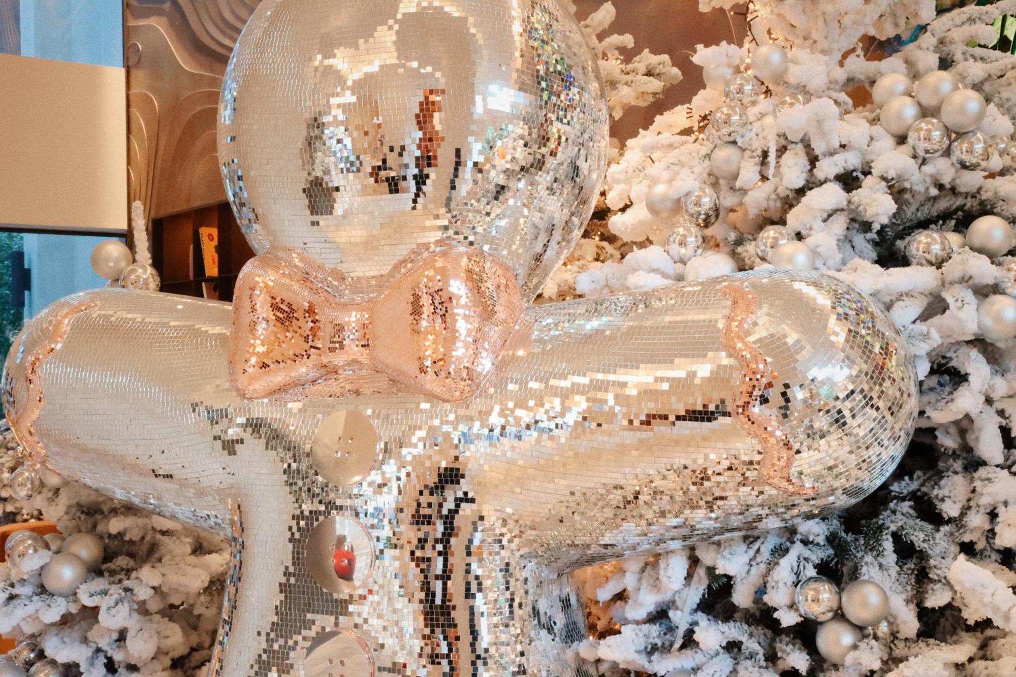 So/ Paris Hotel Ngoại thất bức ảnh A Christmas tree decorated with white and silver ornaments